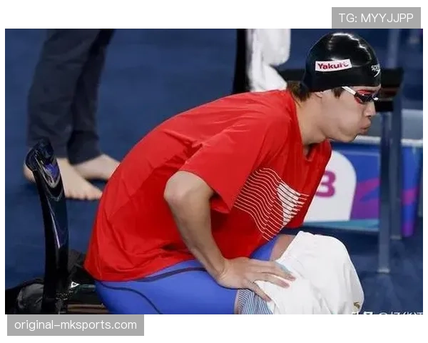 潘展乐训练完直接啃鸡腿，这自律和放纵的切换也太真实了